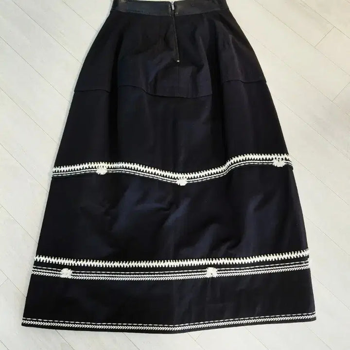 [BUNJANG] Ozsecon Embroidered Long Black Skirt / (최종) 무배 오즈세컨 롱 블랙 자수 스커트 61-90