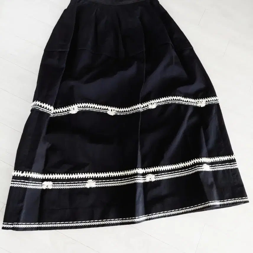 [BUNJANG] Ozsecon Embroidered Long Black Skirt / (최종) 무배 오즈세컨 롱 블랙 자수 스커트 61-90