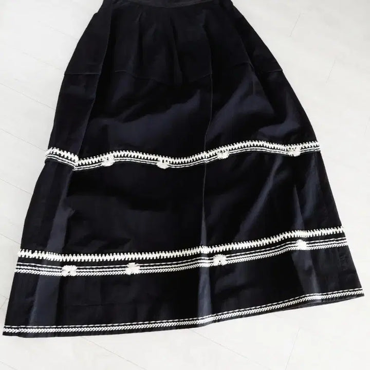 [BUNJANG] Ozsecon Embroidered Long Black Skirt / (최종) 무배 오즈세컨 롱 블랙 자수 스커트 61-90