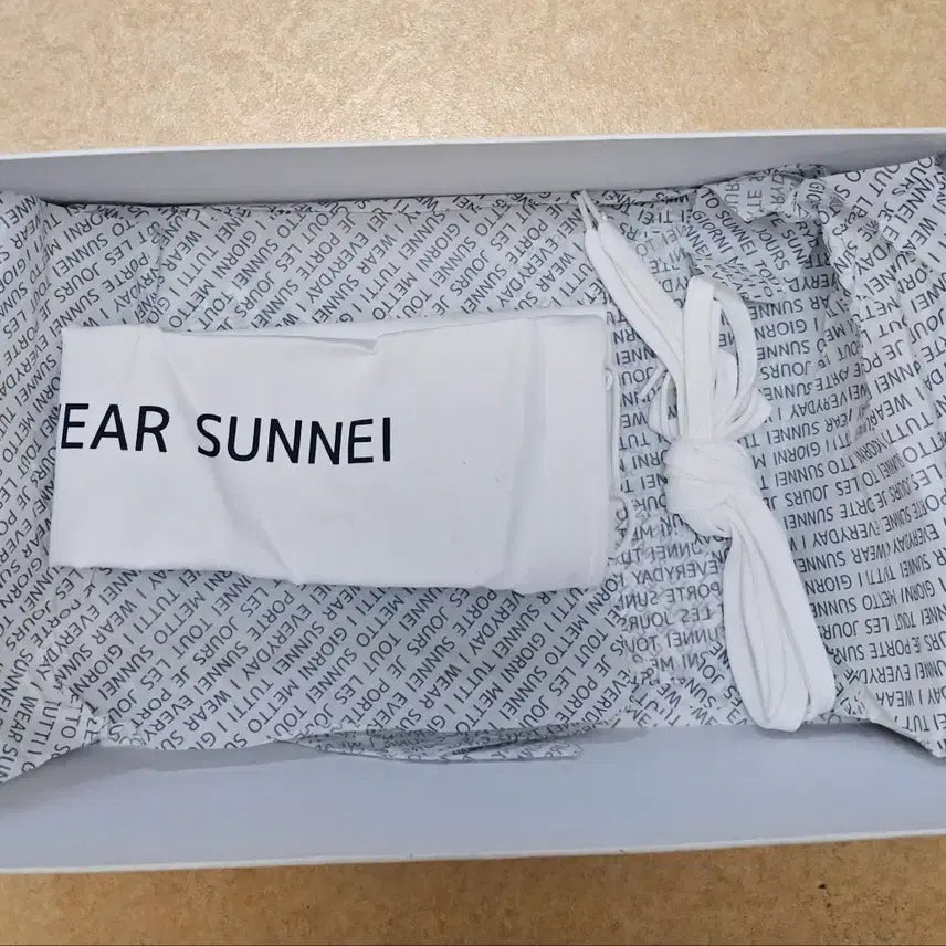 [SOLD OUT] 써네이 SUNNEI 스니커즈 (EU40 사이즈)