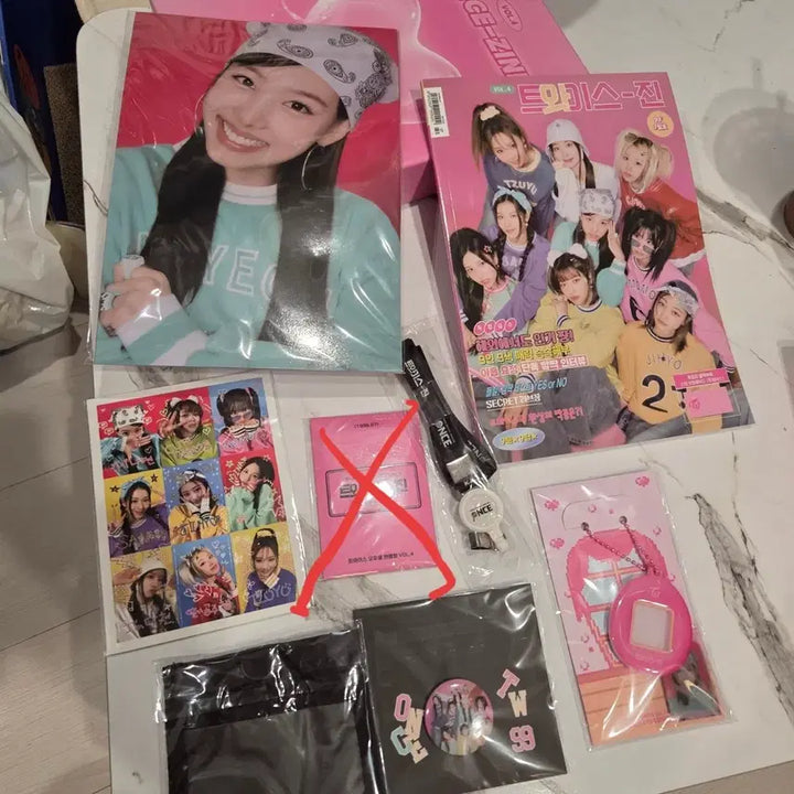 [BUNJANG] TWICE TWICE-ZINE Official Fanclub Kit Set (Excluding Photocards) / 트와이스 TWICE-ZINE 4기 공식 팬클럽 키트 세트(포카 제외)