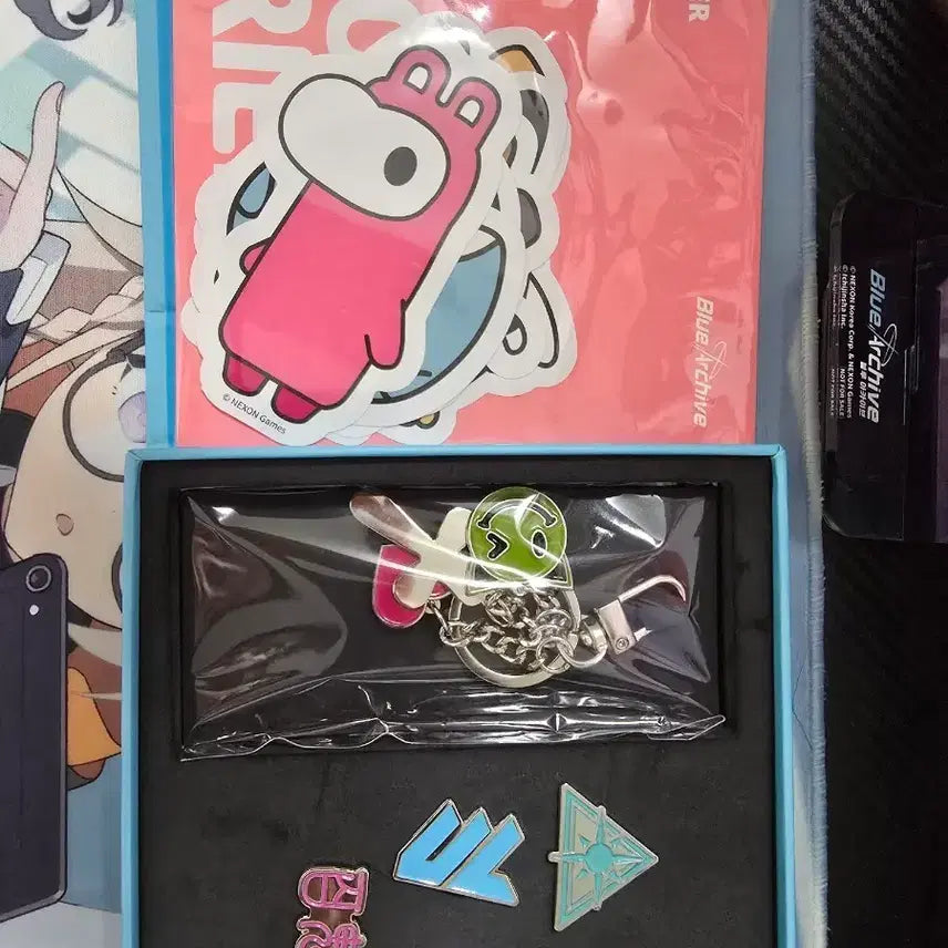 [BUNJANG] Blue Archive Academy Logo Badge + Siroco Keychain Set / 블루아카이브 뱃지 + 시코로 키링 세트