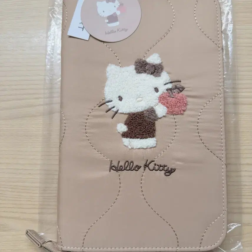 [BUNJANG] Hello Kitty Fluffy Patch Multi-Purpose Zipper Pouch with Keychain / 헬로 키티 뽀글이 패치 다용도 지퍼 파우치 + 키링