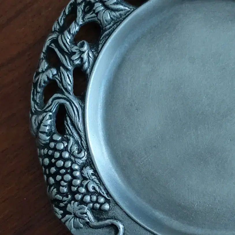 [BUNJANG] Vintage Pewter Plate with Grapevine Motif / 빈티지 주석 접시