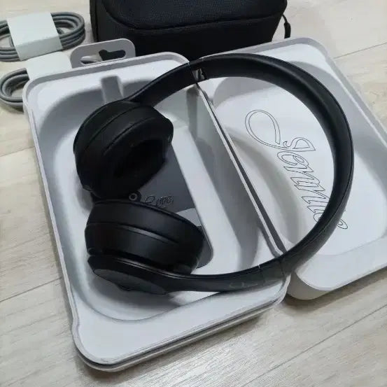 [BUNJANG] Beats Solo3 Jennie Limited Edition Black Headphones (Unsealed) / (단순개봉)비츠 솔로3 제니 한정판 블랙 헤드폰