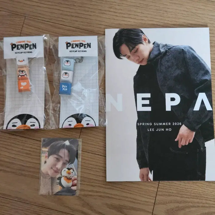 [BUNJANG] Lee Junho Penguin Keyring Bundle Set with Special Photocard and Nepa Catalog / 이준호 팝업 펭펭키캡키링 2종+특전 포카 1종+네파카다로그 일괄