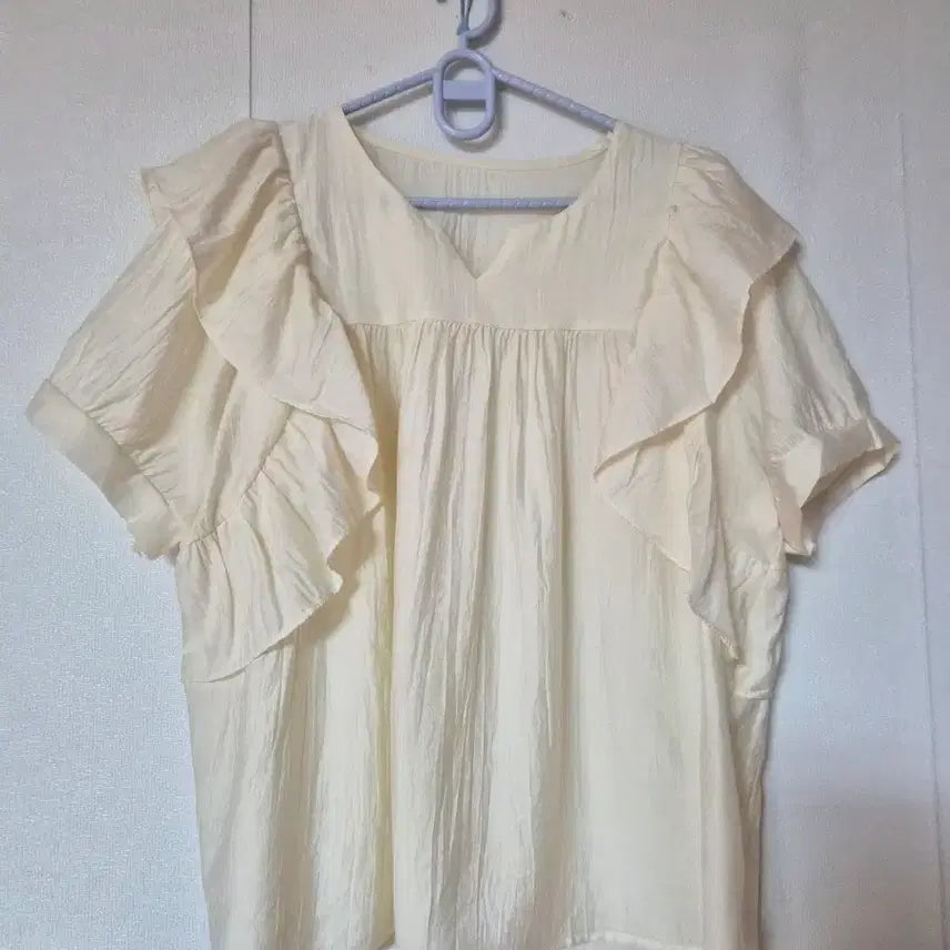 [SOLD OUT] (새상품)아이보리색 프릴 블라우스