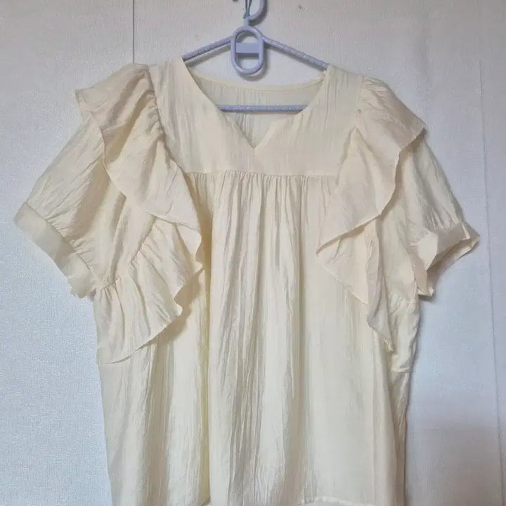 [SOLD OUT] (새상품)아이보리색 프릴 블라우스