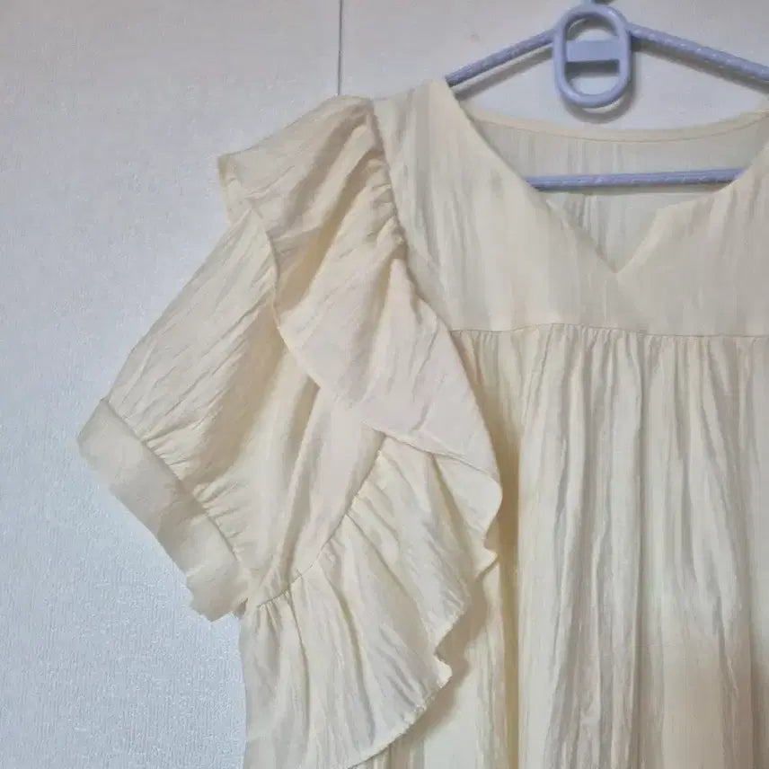 [SOLD OUT] (새상품)아이보리색 프릴 블라우스