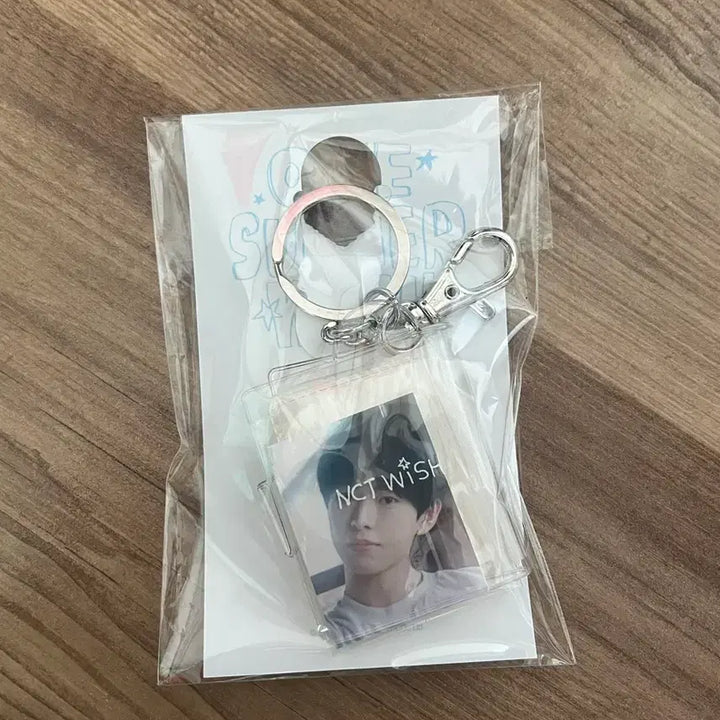 [BUNJANG] NCT WISH Yushi Exhibition Photo Keyring / NCT WISH 엔시티 위시 전시회 포토 키링 유우시
