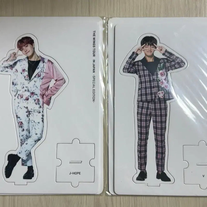 [BUNJANG] BTS Wings Tour Japan Paper Stand (V, J-Hope) Bundle Set / 방탄 BTS 윙즈투어 재팬 종이 스탠드 (뷔, 제이홉)