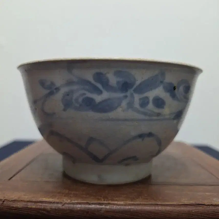 [BUNJANG] Antique Chinese Celadon Porcelain Blue-and-White Scroll Motif Bowl / 중국 도자기, 골동품, 청화백자 당초문완