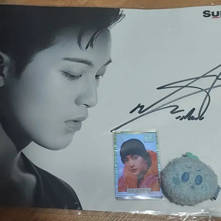 [BUNJANG] NCT SuperM Mark Autographed Poster &amp; Buffering Special Photocard Bundle / 엔시티 슈퍼엠 마크 mark 친필 싸인 포스터 스페셜 트레카 포카 포토카드