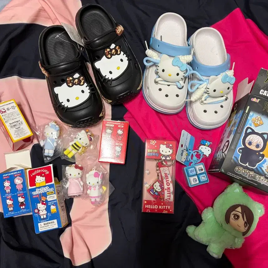 [BUNJANG] Hello Kitty Tokyo Random Figure &amp; Crocs &amp; Keycap &amp; Cube Keychain Bundle Set / 헬로키티 도쿄랜덤피규어&amp;크록스&amp;키캡&amp;큐브키링( 일괄)
