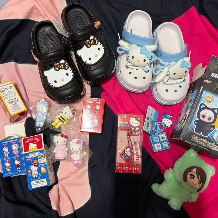 [BUNJANG] Hello Kitty Tokyo Random Figure &amp; Crocs &amp; Keycap &amp; Cube Keychain Bundle Set / 헬로키티 도쿄랜덤피규어&amp;크록스&amp;키캡&amp;큐브키링( 일괄)
