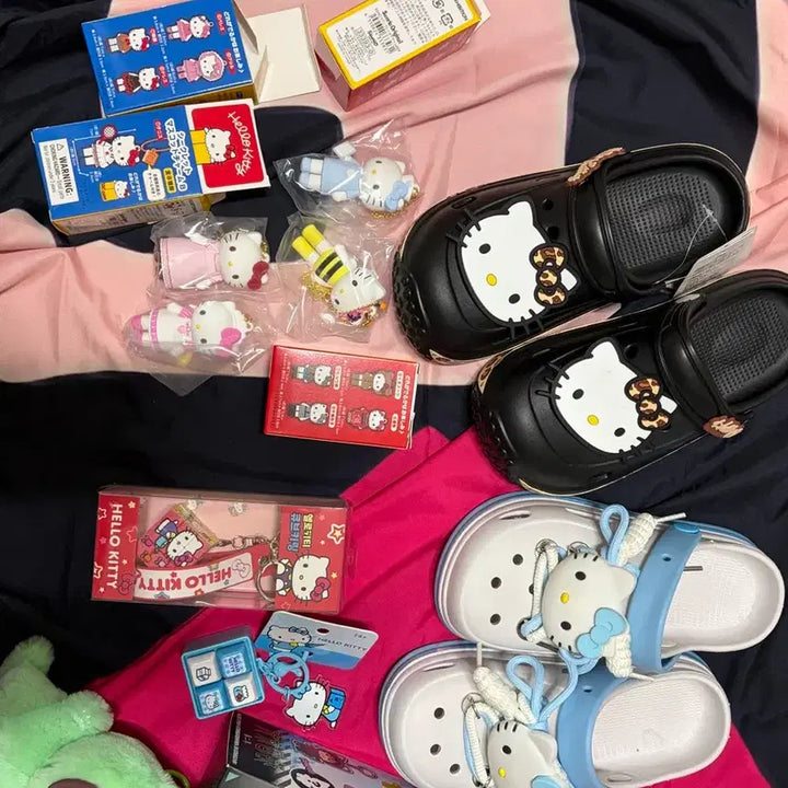 [BUNJANG] Hello Kitty Tokyo Random Figure &amp; Crocs &amp; Keycap &amp; Cube Keychain Bundle Set / 헬로키티 도쿄랜덤피규어&amp;크록스&amp;키캡&amp;큐브키링( 일괄)