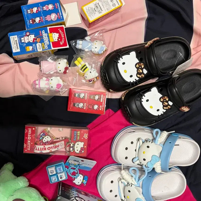 [BUNJANG] Hello Kitty Tokyo Random Figure &amp; Crocs &amp; Keycap &amp; Cube Keychain Bundle Set / 헬로키티 도쿄랜덤피규어&amp;크록스&amp;키캡&amp;큐브키링( 일괄)
