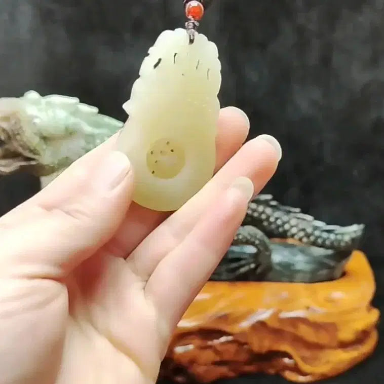 [BUNJANG] Natural White Jade Carved Feng Shui Chariot Wheel Pendant / 천연 백옥으로 조각한 풍수 수레바퀴 펜던트