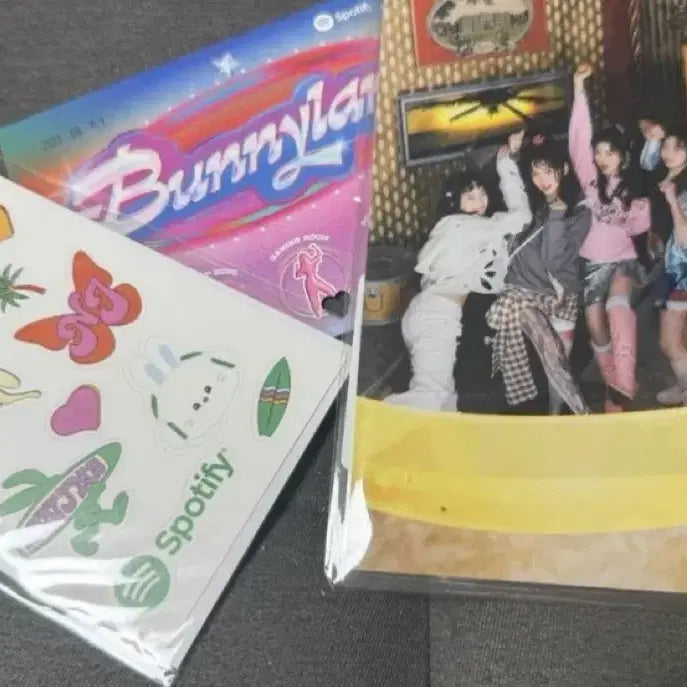 [BUNJANG] NewJeans Bunny Land Spotify Waterproof Film Camera Bundle with Photocard and Sticker / 뉴진스 버니랜드 스포티파이 방수 필름 카메라+포토카드+스티커