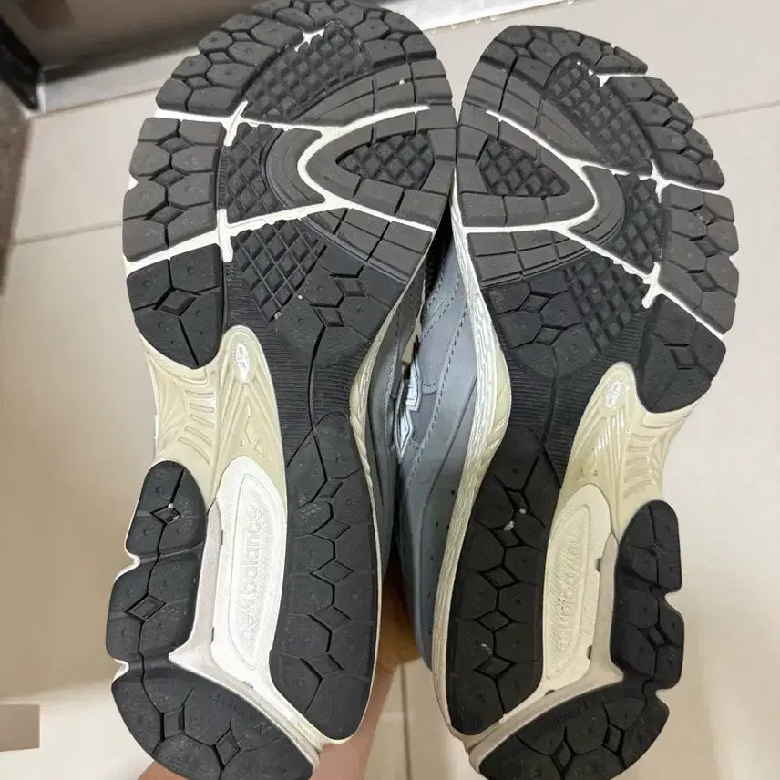 [BUNJANG] New Balance 992 Grey Sneakers / 뉴발란스 992 그레이 운동화 280