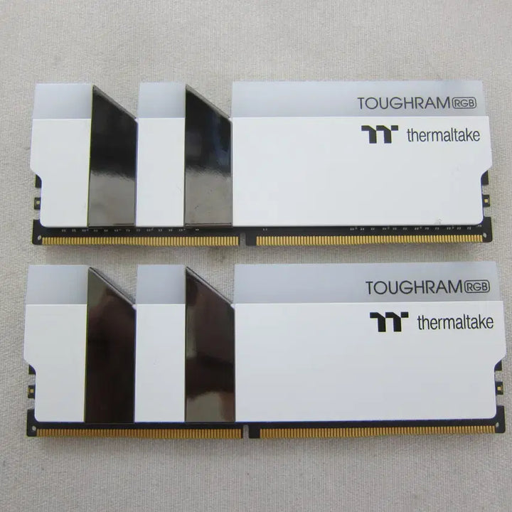 [BUNJANG] Thermaltake TOUGHRAM RGB DDR4-3200 CL16 16GB (2x8GB) White RAM / 써멀테이크 DDR4-3200 TOUGHRAM RGB 16GB(8Gx2)