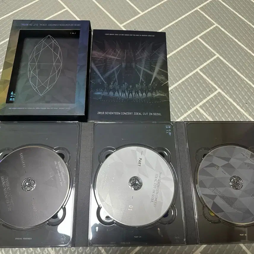 [BUNJANG] SEVENTEEN 2018 Ideal Cut DVD Photobook &amp; CD Set / 세븐틴 2018 아이디얼컷 디비디