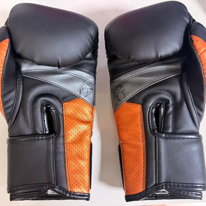 [BUNJANG] Venum Boxing Gloves 10oz Black Orange / 베넘 복싱 글러브 10oz 블랙 오렌지