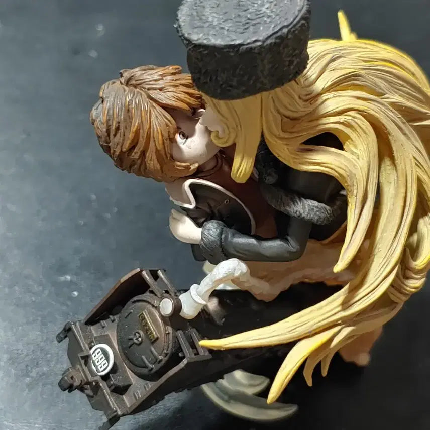 [BUNJANG] Galaxy Express 999 Metel Kiss Scene Figure (Unsealed) / 초상혁명 은하철도999 메텔 키스신