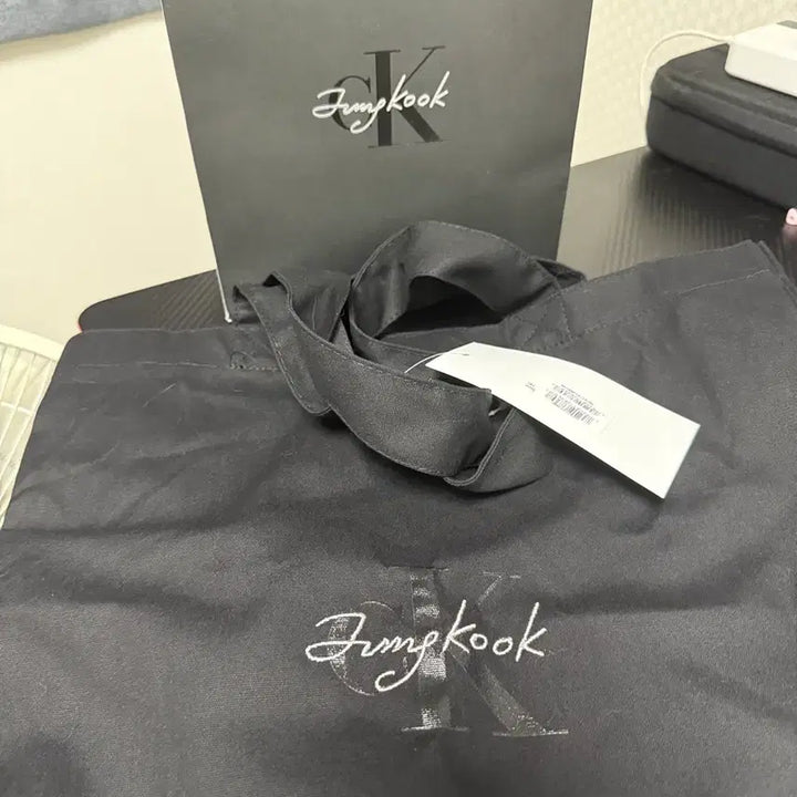 [BUNJANG] Calvin Klein Jungkook Collaboration Eco Bag / 캘빈클라인 정국 콜라보 정품 에코백