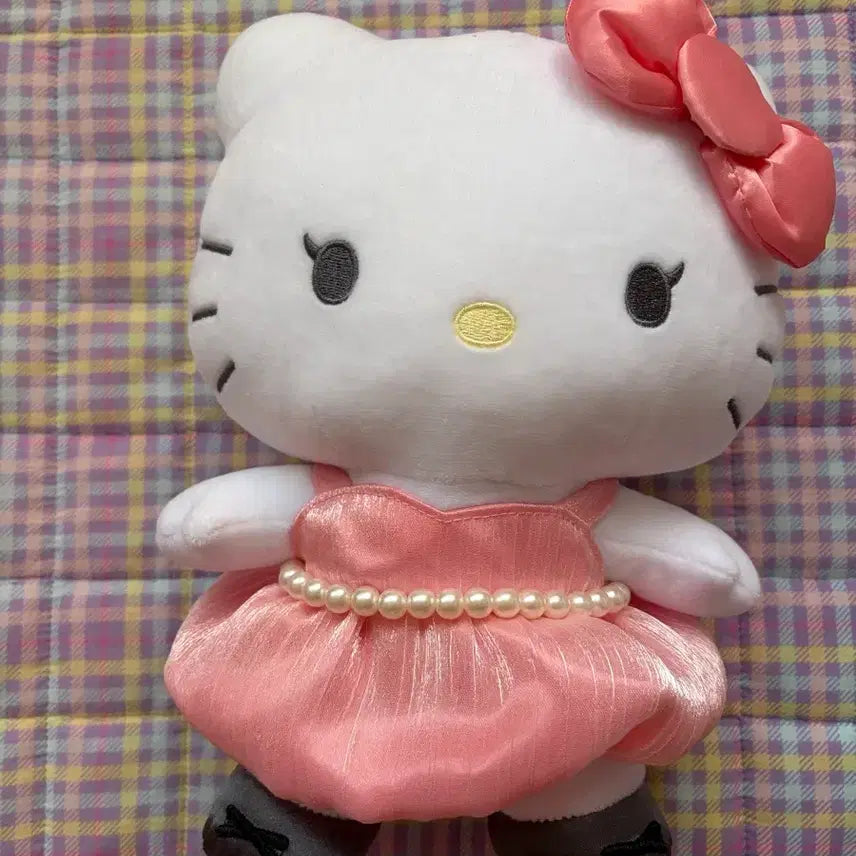 [BUNJANG] Sanrio x JISOO Hello Kitty Collaboration Doll / (가격제안 가능/제품박스O)산리오 헬로키티x지수 콜라보 인형