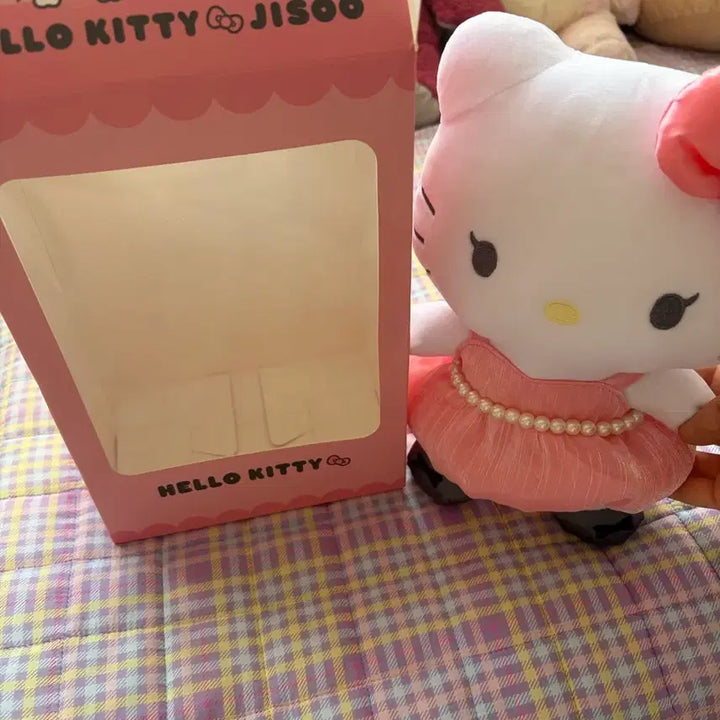 [BUNJANG] Sanrio x JISOO Hello Kitty Collaboration Doll / (가격제안 가능/제품박스O)산리오 헬로키티x지수 콜라보 인형