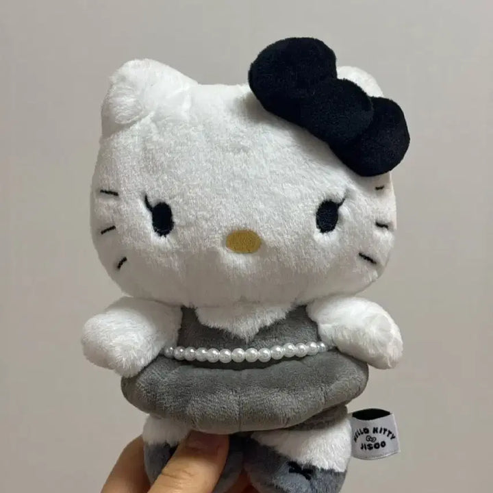 [BUNJANG] Hello Kitty x Jisoo Collaboration Plush Keychain / (원가이하) 헬로키티 x 지수 콜라보 플러시 키링 블랙 그레이 인형