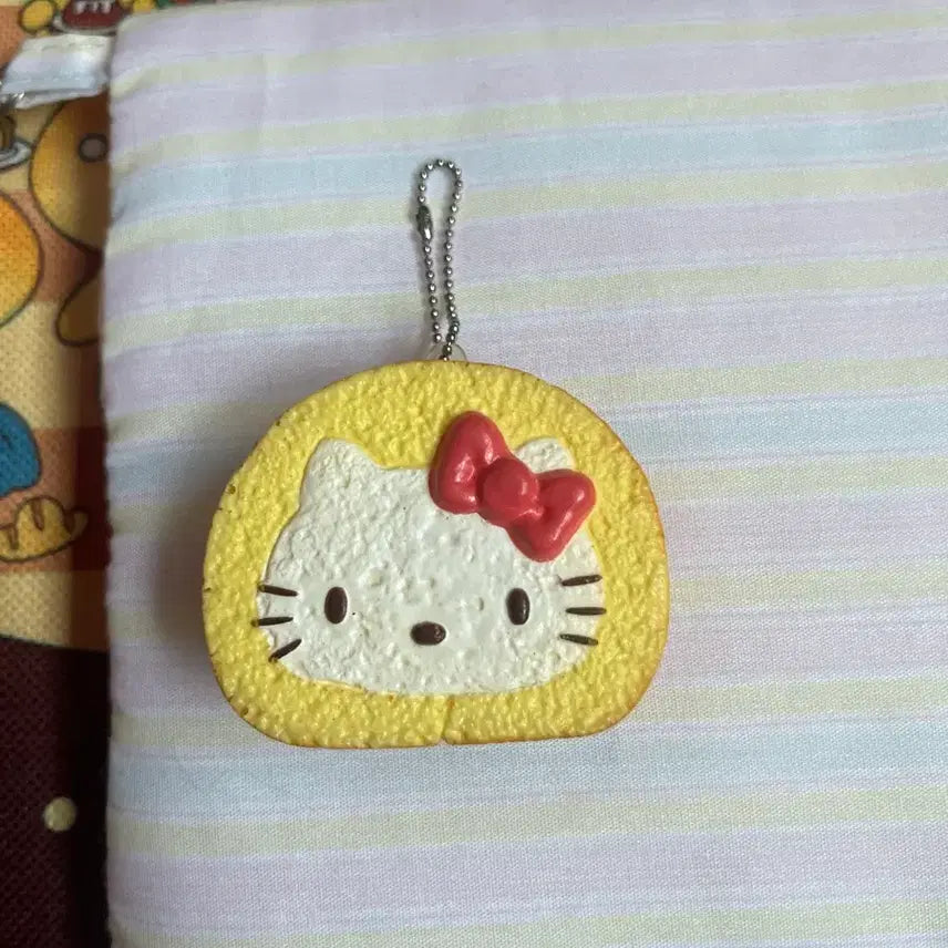 [SOLD OUT] 헬로키티 고전 스퀴즈 키링 케이크