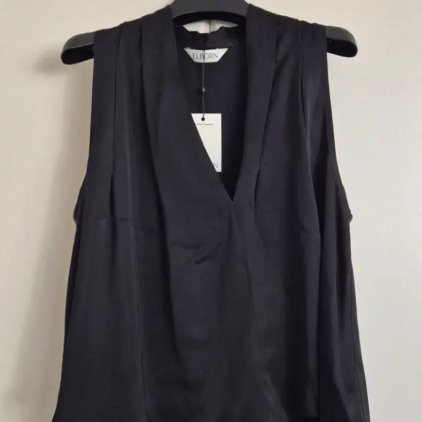 [SOLD OUT] 엘보른 elborn 아델 슬리브리스 블라우스 블랙 36 새상품