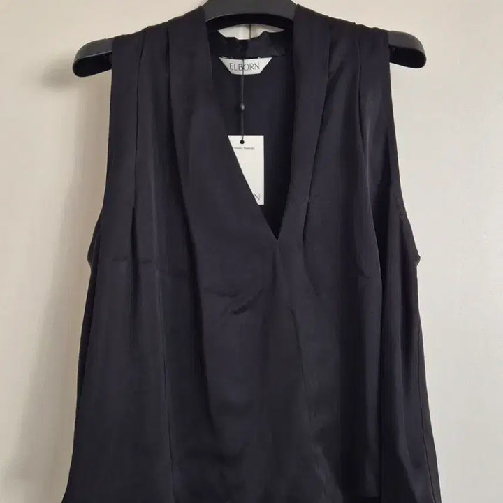 [SOLD OUT] 엘보른 elborn 아델 슬리브리스 블라우스 블랙 36 새상품