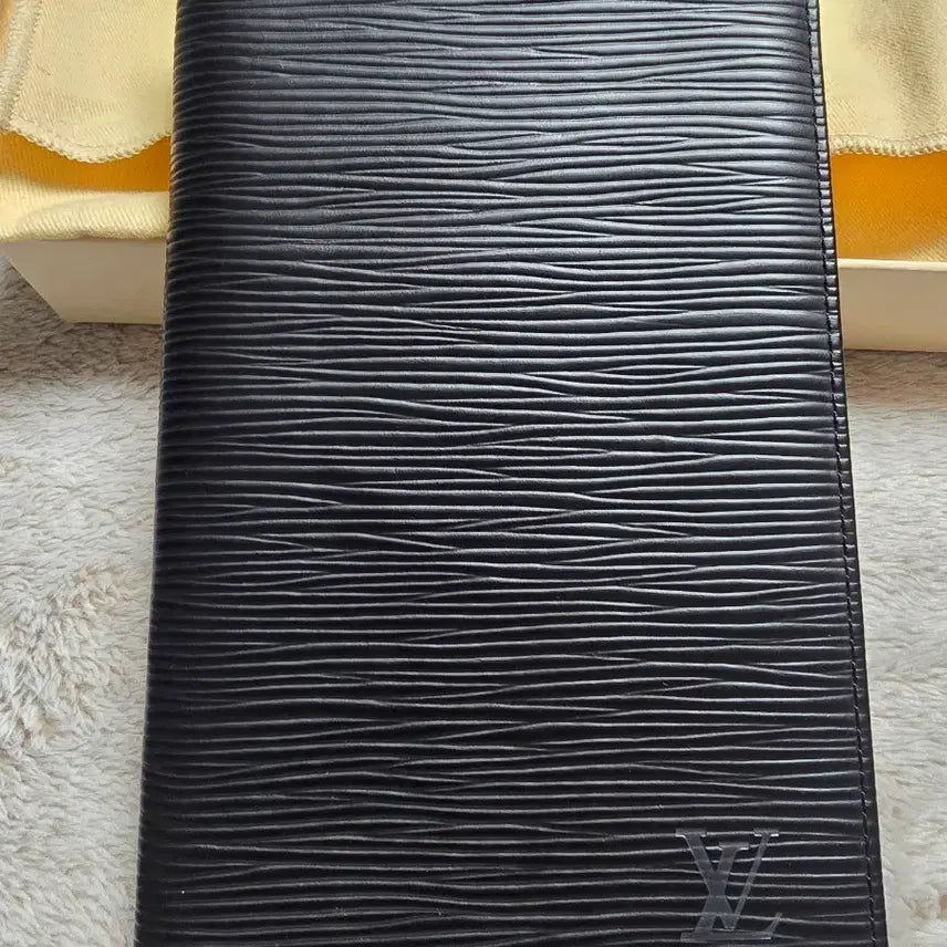 [SOLD OUT] (정품)루이비통의 아이코닉한 에삐 가죽 장지갑