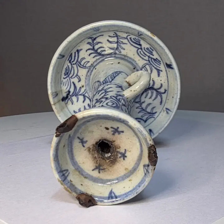 [BUNJANG] 19th Century Qing Dynasty White Porcelain Oil Lamp with Peony and Scrollwork Motifs / 백자청화모란당초문등잔