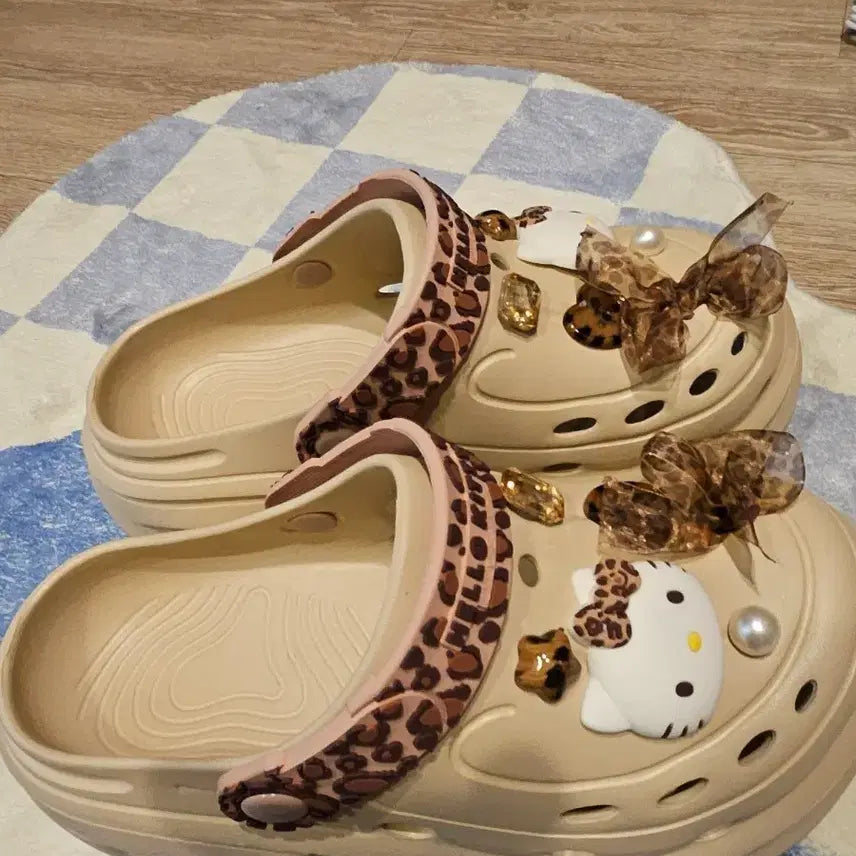 [BUNJANG] Hello Kitty Mule Sandals Beige Leopard Crocs / 헬로키티 뮬 샌들 베이지 레오파드 크록스 235ㅡ250