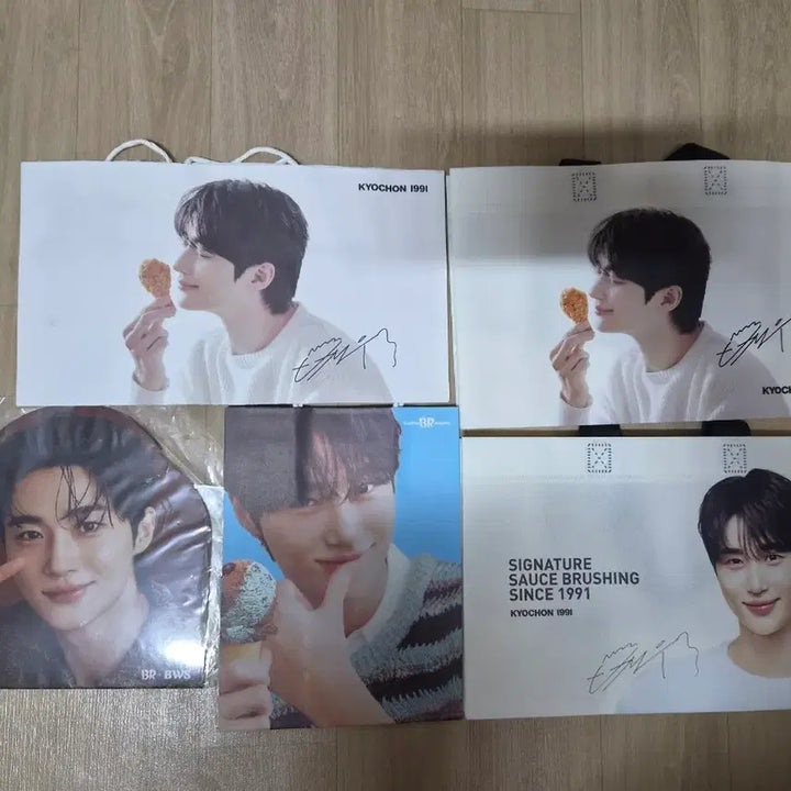 [BUNJANG] Byun Woo-seok "Kyochon" Tapulin Bag &amp; Baskin Robbins Paper Bag Bundle Set / 교촌 변우석 타포린백 종이백 및 베라 종이백 백월 일괄
