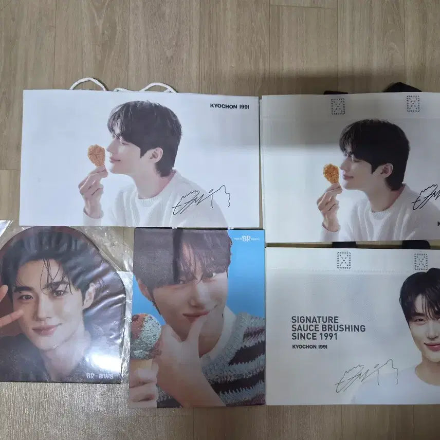 [BUNJANG] Byun Woo-seok "Kyochon" Tapulin Bag &amp; Baskin Robbins Paper Bag Bundle Set / 교촌 변우석 타포린백 종이백 및 베라 종이백 백월 일괄