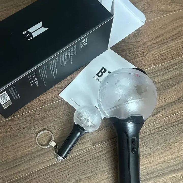 [BUNJANG] BTS Army Bomb + Army Bomb Light Keyring Bundle Set / BTS 응원봉 양도 삼미밤 / 삼미밤 응원봉 키링