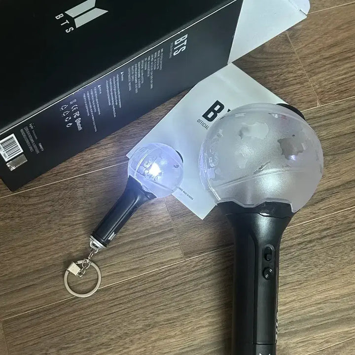 [BUNJANG] BTS Army Bomb + Army Bomb Light Keyring Bundle Set / BTS 응원봉 양도 삼미밤 / 삼미밤 응원봉 키링
