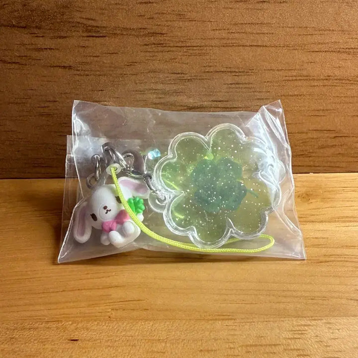 [BUNJANG] Sanrio Heisei Series Clover Keychain [Shirousa] / 산리오 헤이세이 시리즈 클로버 키링[시로우사]