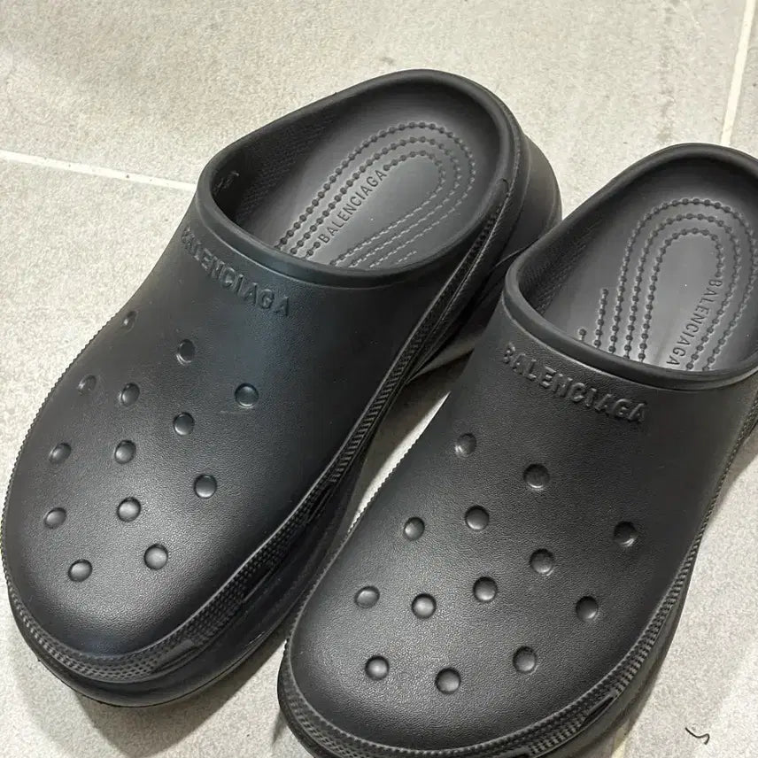 [SOLD OUT] [W39] 발렌시아가 x 크록스 뮬 블랙