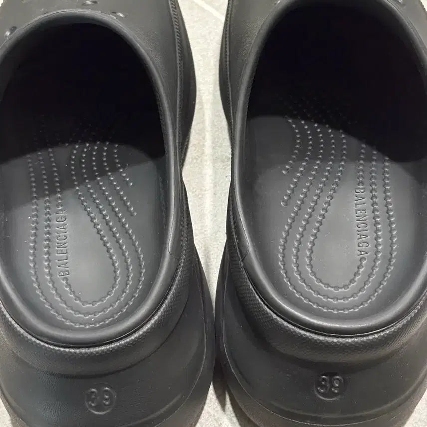 [SOLD OUT] [W39] 발렌시아가 x 크록스 뮬 블랙