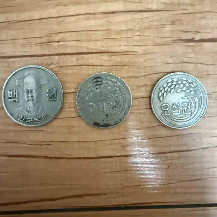 [BUNJANG] Lot of 3 Vintage Korean Coins: 1979 50 Won (2) and 1973 100 Won (1) / 희귀동전
