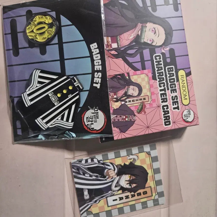 [BUNJANG] Demon Slayer Haori Badge Set with Obanai Photocard (Sealed) / cgv 귀멸의칼날 하오리 뱃지 오바나이 포토카드 있음 미개봉