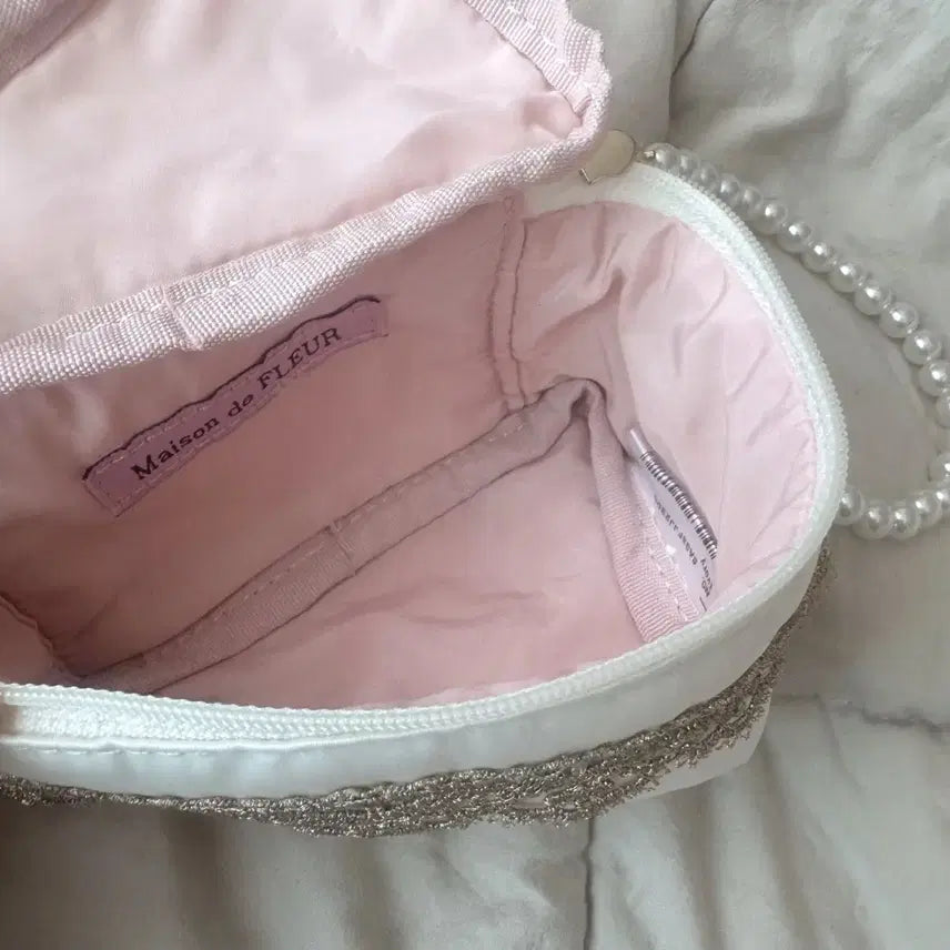 [BUNJANG] Maison de FLEUR Strawberry Cake Pouch / 메종드플뢰르 딸기 케이크 파우치 쇼트케이크 삼각 양산형 지뢰게