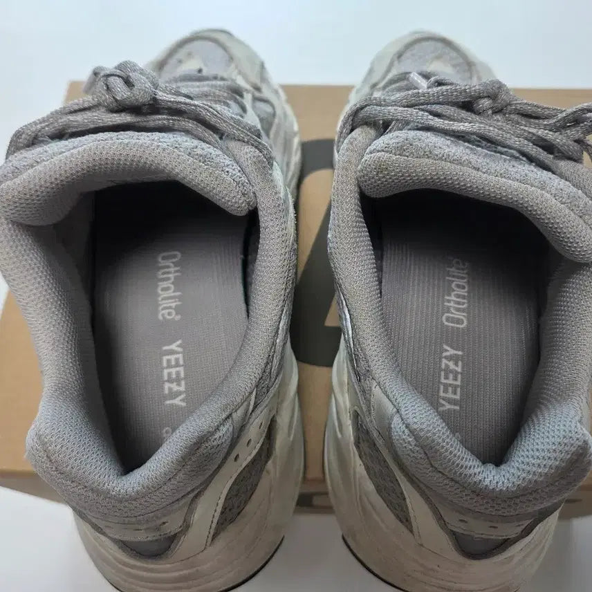 [SOLD OUT] 이지부스터 700 스태틱