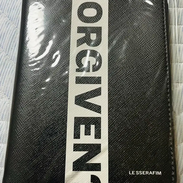 [BUNJANG] LE SSERAFIM Passport Holder / 르세라핌 여권지갑 여권케이스 미사용
